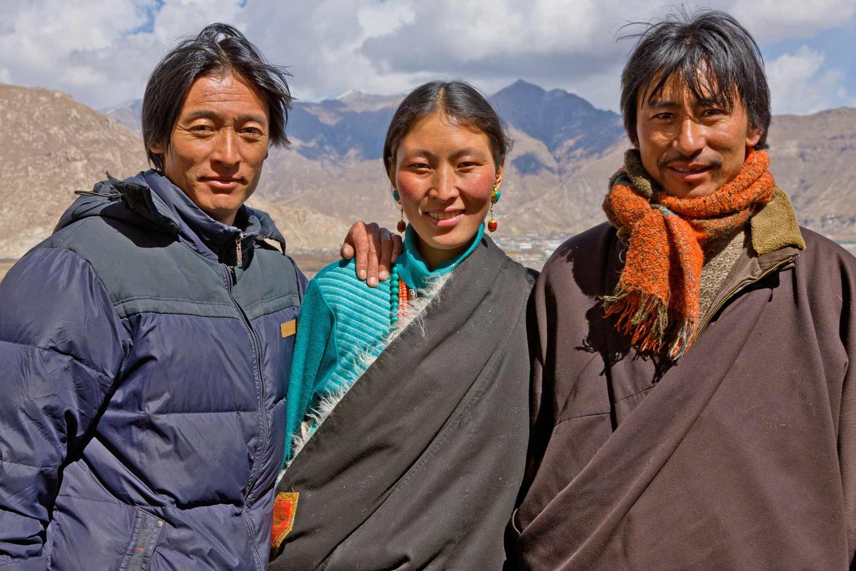 Женщина и несколько мужей. Дельфийская полиандрия Тибет. Полиандрия в Непале. Тибет женщины многомужество. Многомужество в Тибете.